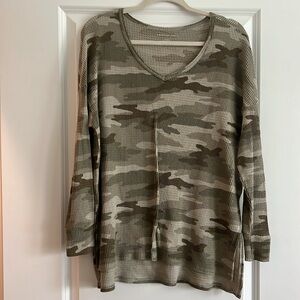 American Eagle - Camo sweater